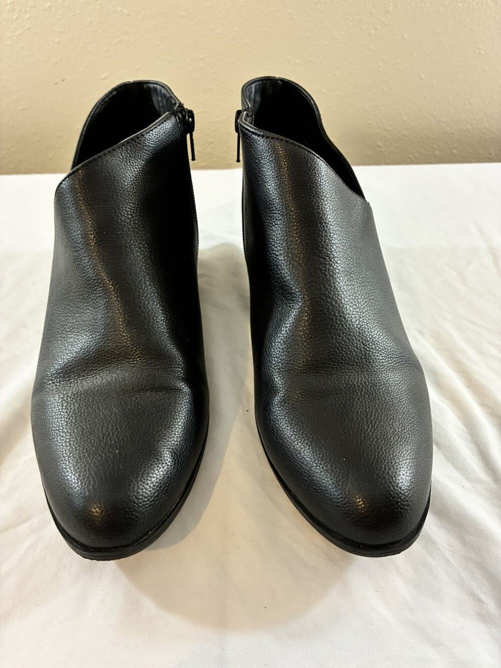 AEROSOLES Black Ankle Booties with Side Zip - 10